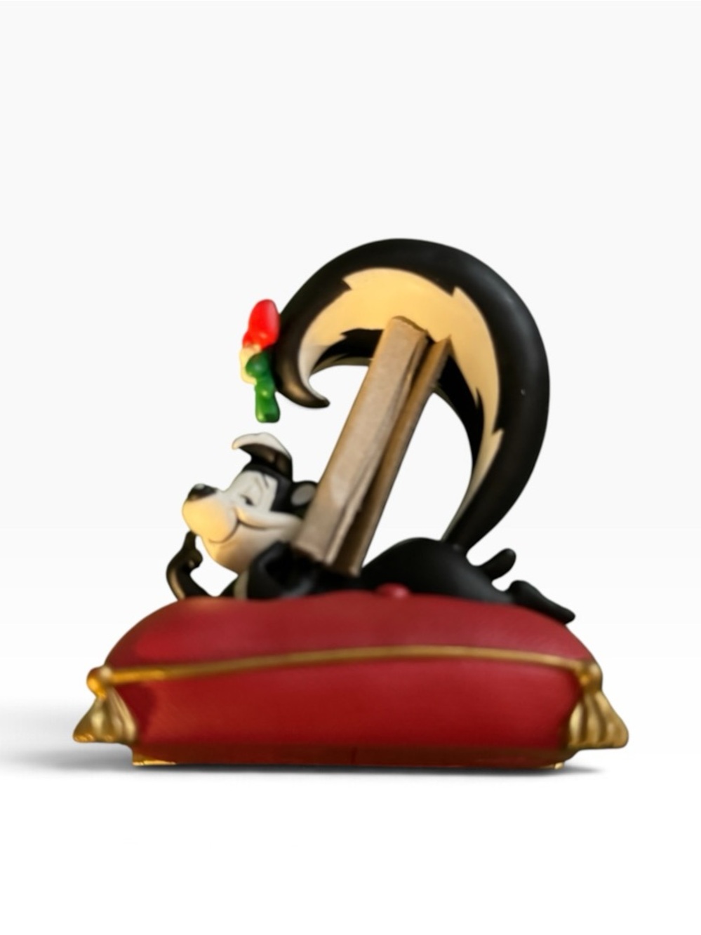 Merry Kiss-mas Pepe Le Pew Looney Tunes Christmas Ornament - Black & Red - Picture 6 of 9